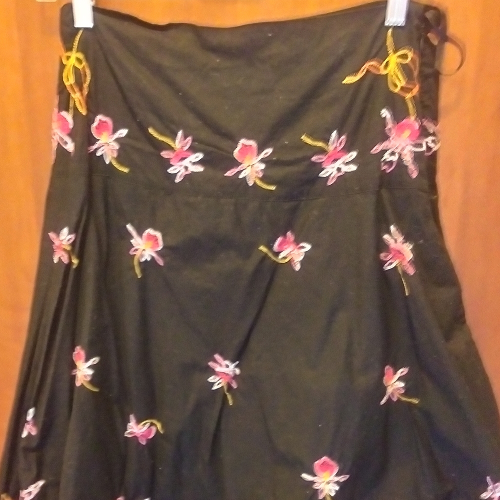 Embroidered skirt
